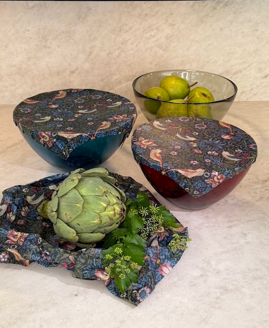William Morris Bivaxduk på glasskålar med blommor och fåglar
