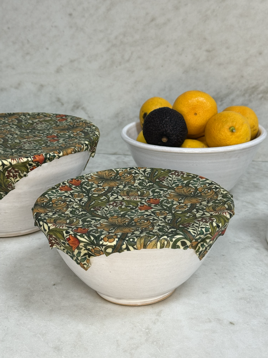 Bivaxduk William Morris mönster Golden Lily från Gotland Originals