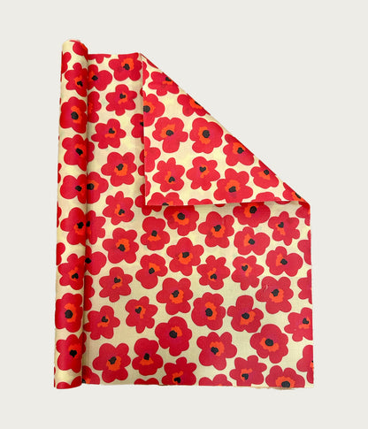 Bivaxrulle Martebo med röda blommor