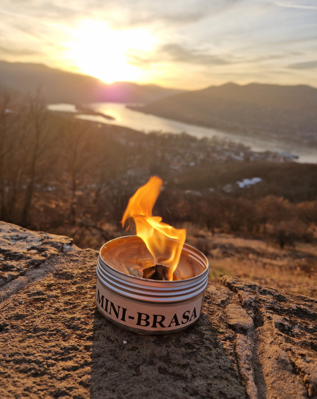 Minibrasa på berg med utsikt