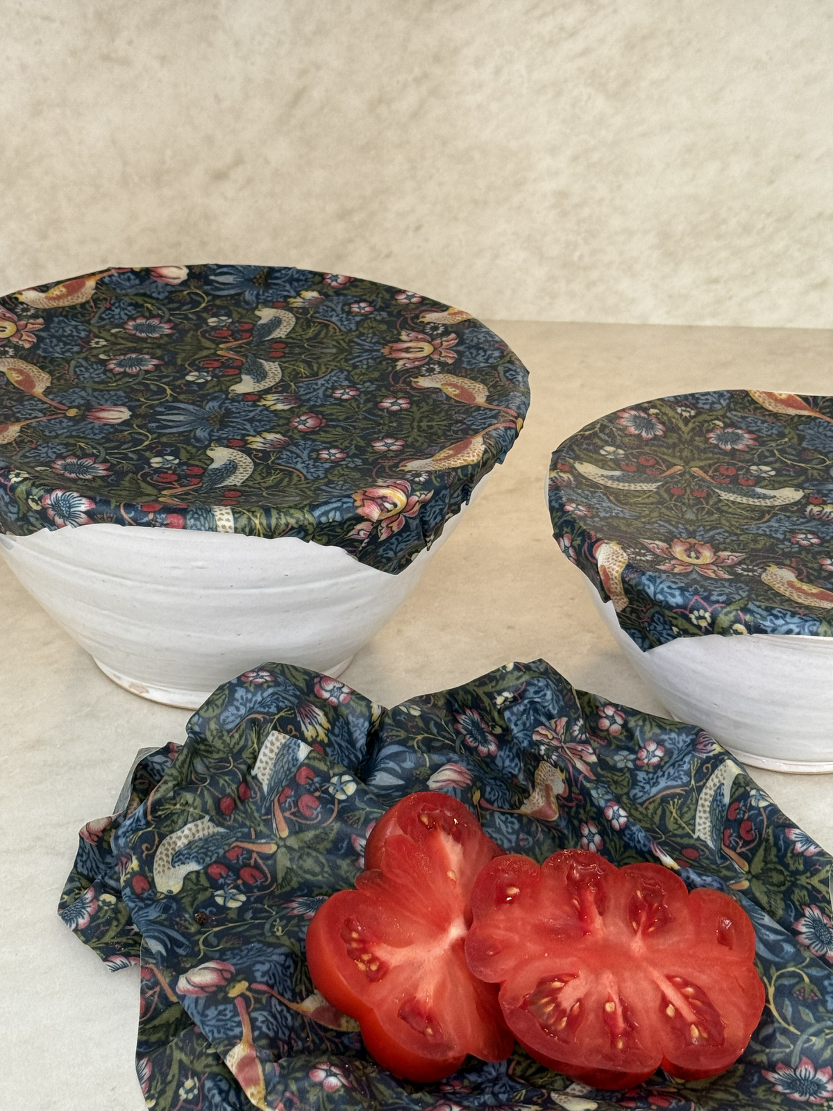 William Morris Bivaxduk med blommor och fåglar på vita skålar